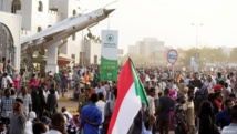 آلاف المتظاهرين ينضمون لاعتصام أمام قيادة الجيش بالخرطوم آلاف المتظاهرين ينضمون لاعتصام أمام قيادة الجيش بالخرطوم