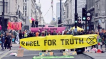نشطاء البيئة يعودون إلى معالم لندن بينما تستدعي الشرطة تعزيزات