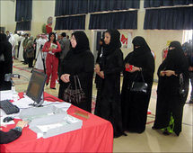 إقبال ضعيف في انتخابات البحرين وحدوث اشتباكات في بعض القرى الشيعية . إقبال ضعيف في انتخابات البحرين وحدوث اشتباكات في بعض القرى الشيعية .