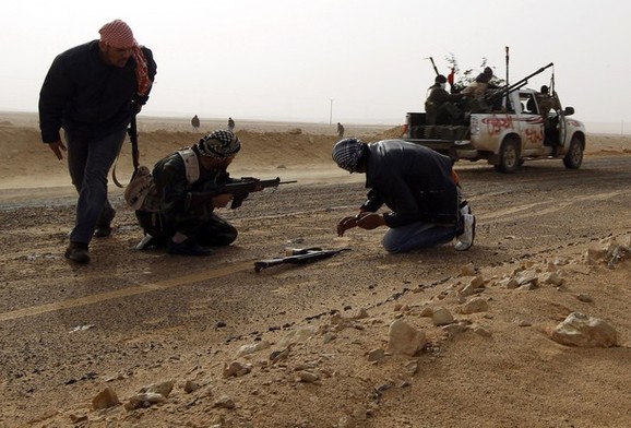 ثوار  المجلس الانتقالي يدخلون قرية قصر ابو هادي مسقط رأس القذافي