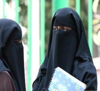إشكال في جامعة تونسية بعد رفضها قبول طالبة منقبة وملتحون يهددون بـ ذبح أستاذ جامعي