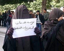 الشرطة تفرق  سلفيين احتجوا على منع النقاب في جامعات تونس