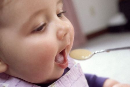 أطباء يحذرون: تناول الوجبات الخفيفة باستمرار خطر على الأطفال