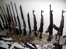 أسلحة مختلفة من دول الجوار تجد طريقها الى سوريا عبر شبكات منظمة