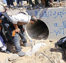 سرداب الصرف الصحي حيث كان يختفي القذافي كما قيل