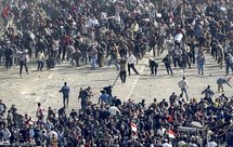 صدامات في ميدان التحرير خلال تشييع جنازة شاب قضى في السجن تحت التعذيب