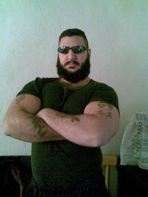 شبيح سوري ينقش على ذراعه وشم بشار الأسد