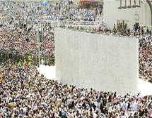 حجاج بيت الله الحرام يتوافدون إلى منى لرمي جمرة العقبة في اول ايام العيد