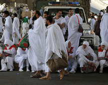 حجاج من اسيا الوسطى يبيعون بضائعهم لتمويل رحلتهم للديار المقدسة 