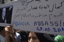 الجزائريون يتظاهرون ويستنكرون وفاة الناشط فخار في السجن الجزائريون يتظاهرون ويستنكرون وفاة الناشط فخار في السجن