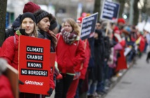 وقفة لمنظمة السلام الأخضر أمام مقر حزب ميركل احتجاجا على سياسة المناخ