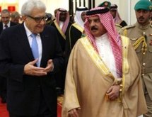 رئيس لجنة تقصي الحقائق في البحرين شريف بسيوني و ملك البحرين حمد بن عيسى أل خليفة