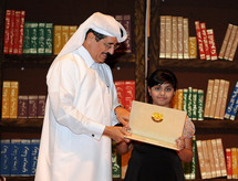 وزير الثقافة القطرى يكرم طفلة قطرية بمناسبة اعلان جائزة ادب الطفل