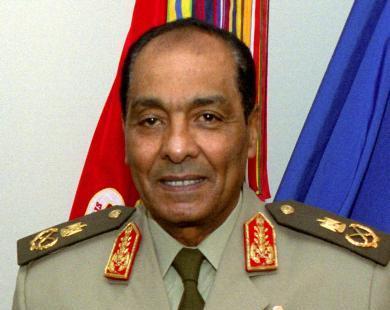 طنطاوي يحذر من ان الجيش لن يسمح بالضغوط ويتمسك بالجنزوري  