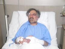 رسام الكاريكاتير السوري علي فرزات بعد حادث الاعتداء علية من قبل عناصر امن النظام