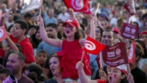 التونسيون يعلنون بـ "الثلاثة":"الليلة عيد"