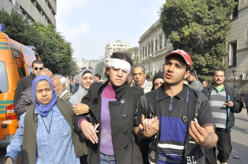 مقتل 8 وإصابة 347 في أحداث مجلس الوزراء والأخوان يطالبون المجلس العسكري بالاعتذار