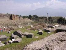 انهيار عمود بمبنى أثري في مدينة بومبي الايطالية