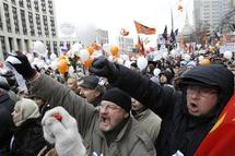 عشرات ألوف المحتجين الروس يزيدون الضغط على بوتين 