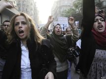 محكمة مصرية تأمر الجيش بوقف "كشف العذرية" على معتقلات التظاهرات