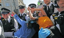 محتجو منظمة "جرينبيس" يغلقون الطريق أمام موكب رئيس وزراء بريطانيا