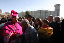 رجال الدين المسيحي يتعاركون بالمكانس اليدوية في كنيسة المهد في بيت لحم