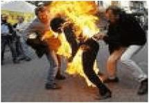 شاب جزائري يحاول احراق نفسه احتجاجا على عدم تسلم شرطي لشكواه