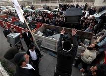 متشددون يهود يرمون أجهزة التلفاز في صناديق القمامة في القدس المحتلة