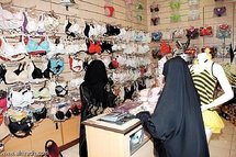 السعوديات يتخلصن اخيرا من احراج شراء ثيابهن الداخلية من بائعين رجال