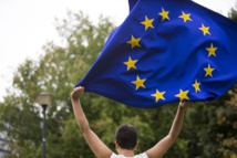 استطلاع رأي : نظرة الأوروبيين للاتحاد باتت أكثر تفاؤلاً