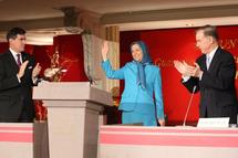 مريم رجوي تحيي المؤتمرين