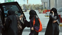 السعودية تطبق قرار تمكين المرأة من السفر دون موافقة ولي الأمر