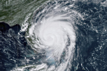 المئات تقطعت بهم السبل بنورث كارولينا بعد وصول الاعصار دوريان  المئات تقطعت بهم السبل بنورث كارولينا بعد وصول الاعصار دوريان