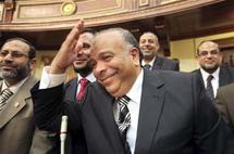 المجلس  العسكري ينقل السلطة التشريعية لمجلس الشعب المصري الجديد بغالبيته الاسلامية  