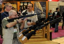 العفو الدولية تنتقد إهمال الدول والشركات لتحذيراتها بشأن الأسلحة العفو الدولية تنتقد إهمال الدول والشركات لتحذيراتها بشأن الأسلحة