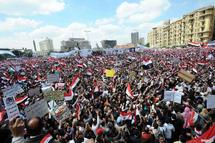 ميدان التحرير يغص بالمصريين والصراع على انقاذ الثورة في ذكراها الاولى