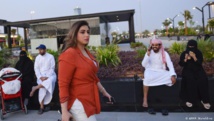نساء سعوديات يكسرن القيود ويتجولن في الرياض دون عباءة