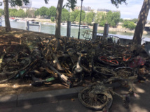 إلقاء مركبات الاسكوتر والدراجات في نهر السين والفاعل مجهول إلقاء مركبات الاسكوتر والدراجات في نهر السين والفاعل مجهول