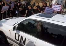 متظاهرون يستقبلون بان كي مون برشقه بالحجارة والاحذية