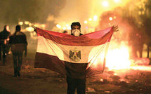 اشتباكات دامية في القاهرة  مع تصاعد الغضب من المجلس العسكري