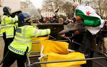 متظاهرون يهاجمون السفارة السورية في لندن و عدة عواصم عربية و غربية