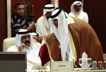 أمير قطر الشيخ حمد بن خليفة آل ثاني يستمع لرئيس وزراءه الشيخ حمد بن جاسم بن جبر آل ثاني