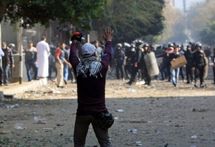 مقتل مصري وتواصل الاشتباكات في القاهرة وسط دعوات الى العصيان المدني