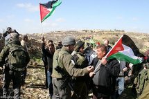 الفلسطينيون يرفضون اجراءات الثقة التي اقترحها بلير ويعتبرونها "تافهة جدا" الفلسطينيون يرفضون اجراءات الثقة التي اقترحها بلير ويعتبرونها "تافهة جدا"