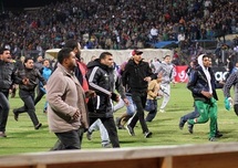 جمهور-بورسعيد-يقتحم-ملعب-المباراة5