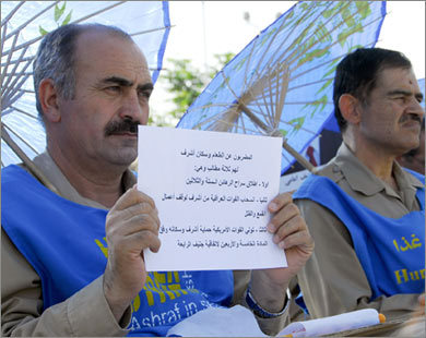 اثنان من سكان معسكر أشرف يرفعان مطالبهما عام 2009 قبل الدخول بإضراب عن الطعام