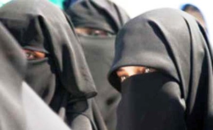 مدير ثانوية بالجزائر يشكو تلميذة ويضطرها لكشف وجهها لمواصلة الدراسة  
