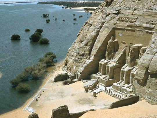 أين ذهب جميع السياح...؟ مصر تتوق لرؤيتهم يعودون مجددا بعد عام على الثورة 