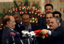 صالح يسلم الرئاسة رسميا الى عبد ربه منصور هادي بعد 33 عاما في الحكم