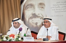 جمعة القبيسي والدكتور علي بن تميم اثناء الاعلان عن الفائزين بالجوائز